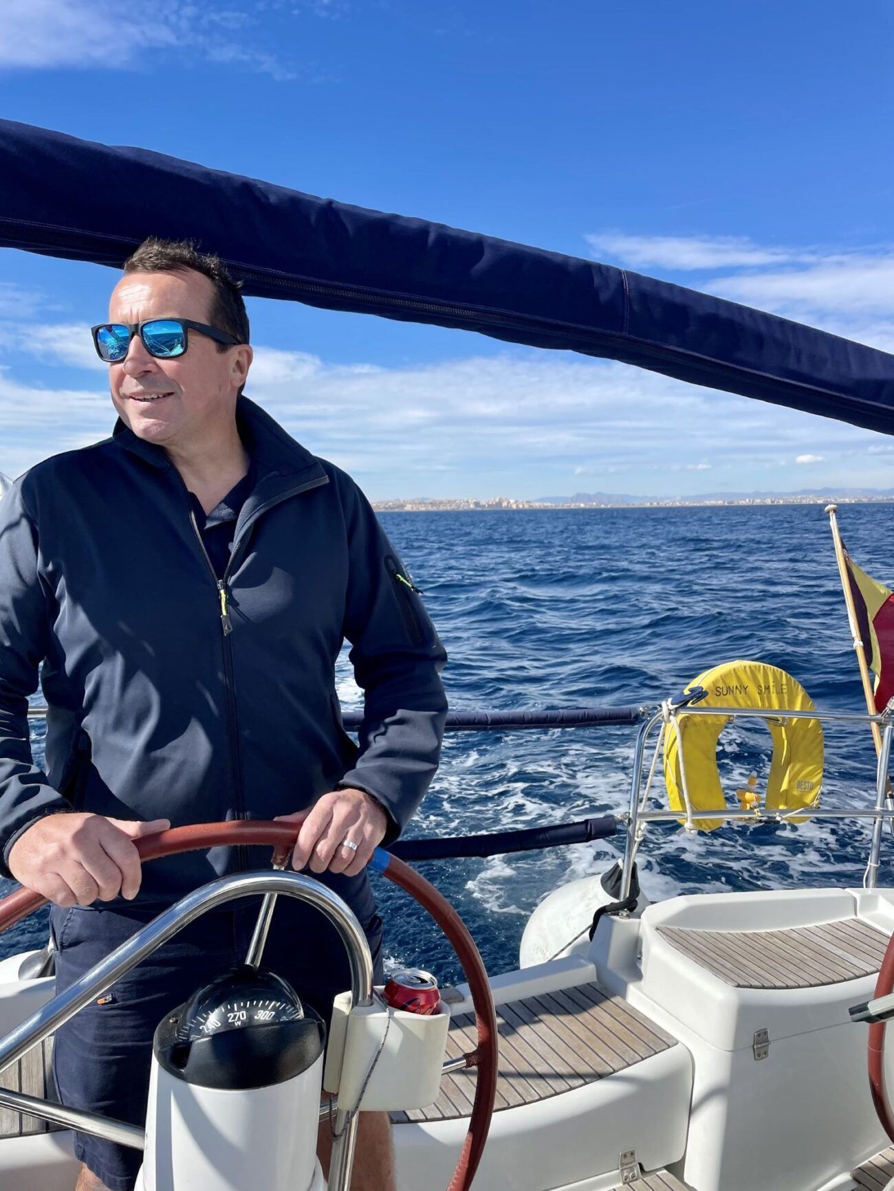 Professional_Captain_at_sea Alquiler de velero en Torrevieja para navegar por la Costa Blanca - Experiencia de navegación con capitán a bordo en un velero