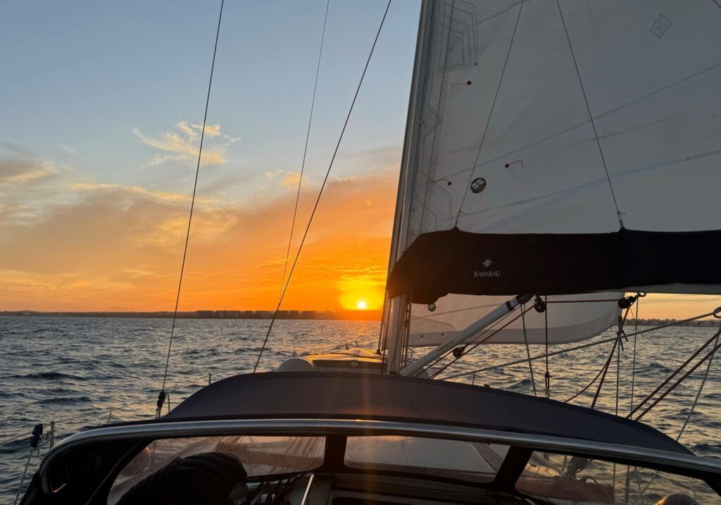 Atardecer desde el velero Atardecer dorado sobre el Mediterráneo visto desde un velero en travesía