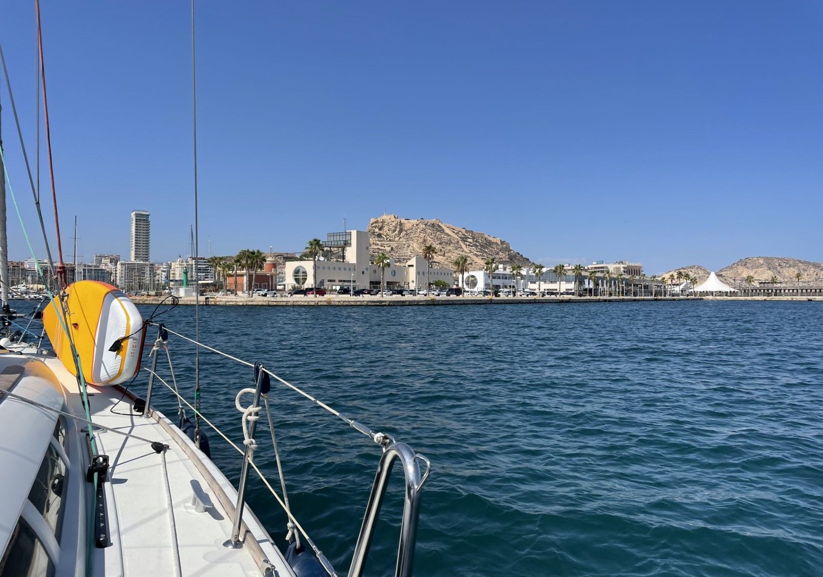 Sunny_Smile_in_Alicante Velero navegando hacia el puerto de Alicante con vistas al Castillo de Santa Bárbara