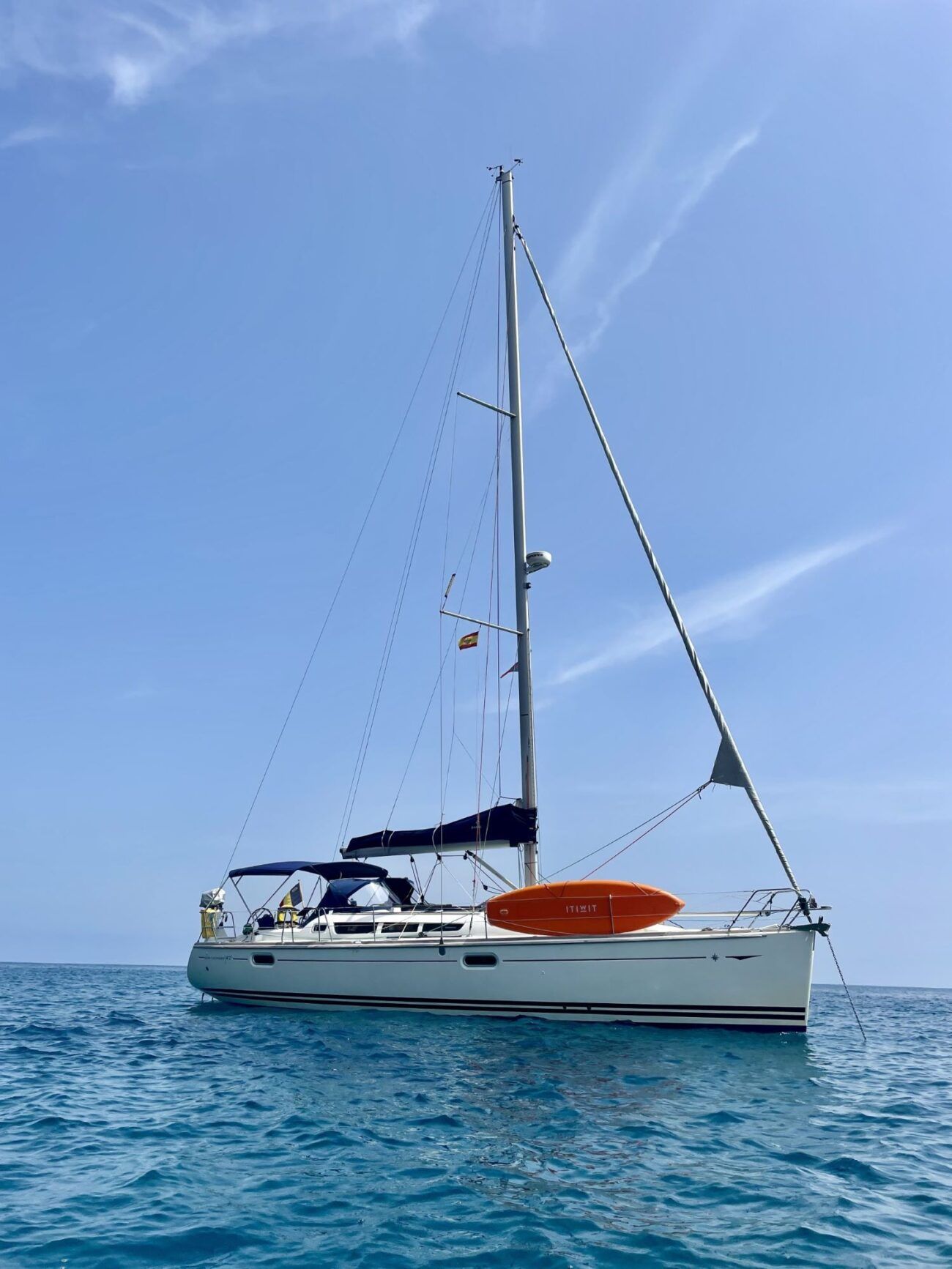 Sunny_Smile_at_anchor Alquiler de velero en Torrevieja para navegar por la Costa Blanca - Velero fondeado en aguas cristalinas de Cabo de Gata bajo un cielo despejado