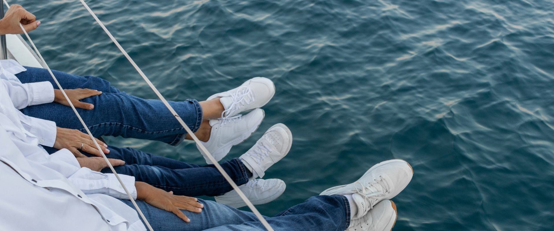 Grupo disfrutando de una sesión de fotos en un velero en la costa de Torrevieja