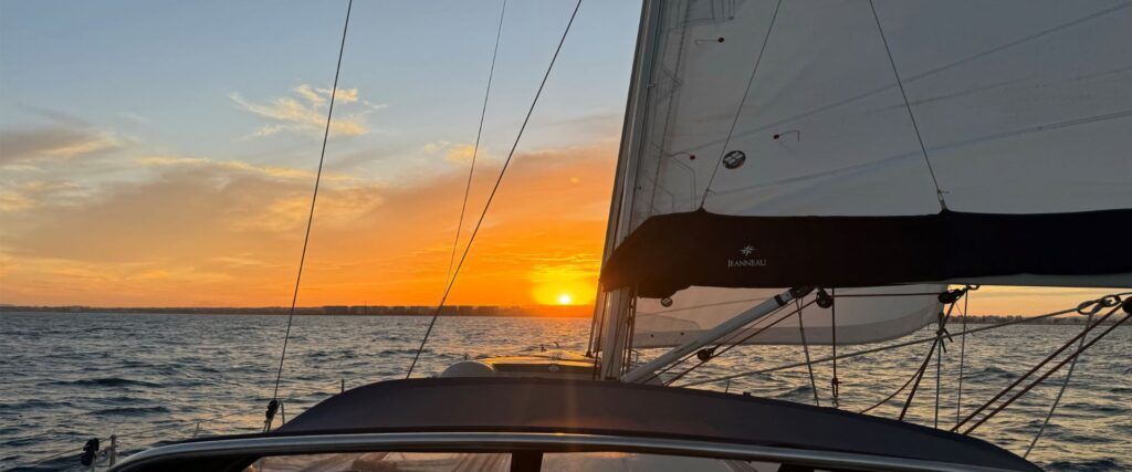 Atardecer desde el velero Atardecer dorado sobre el Mediterráneo visto desde un velero en travesía