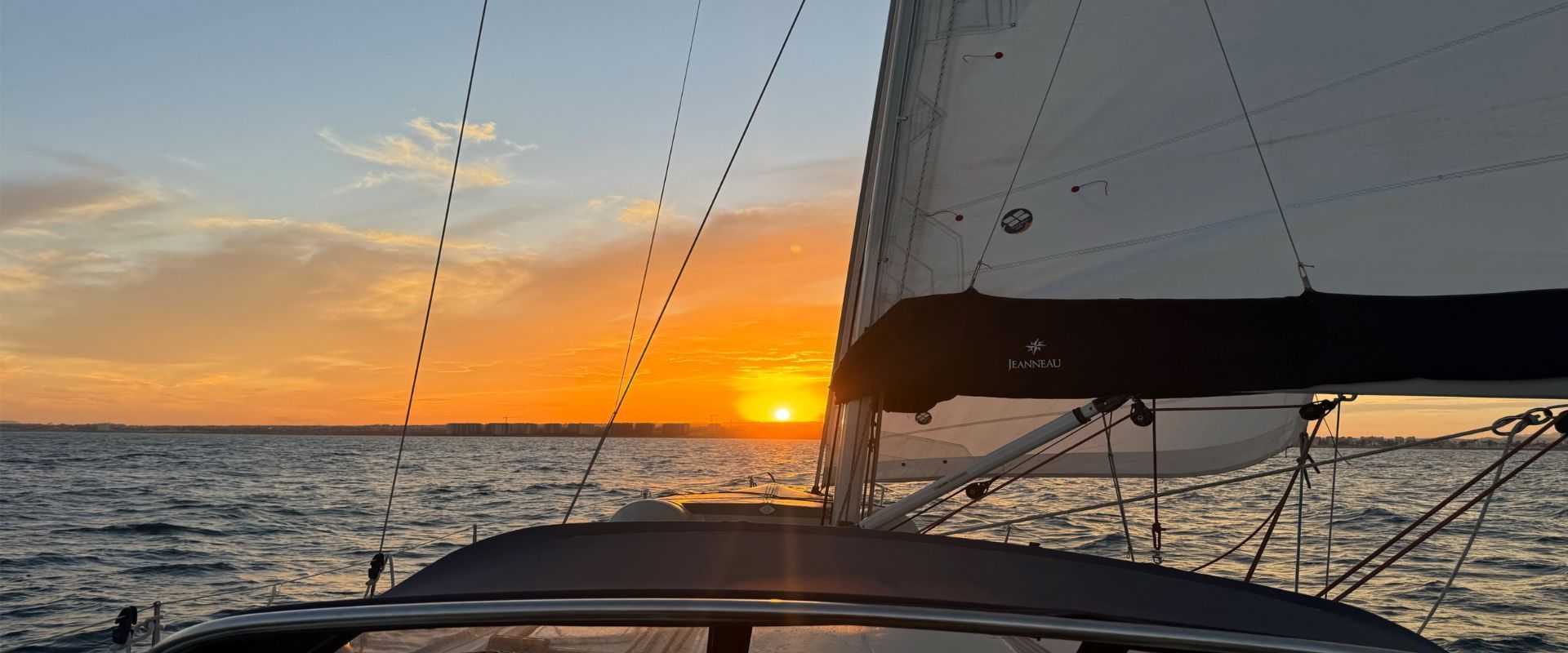 Atardecer dorado sobre el Mediterráneo visto desde un velero en travesía