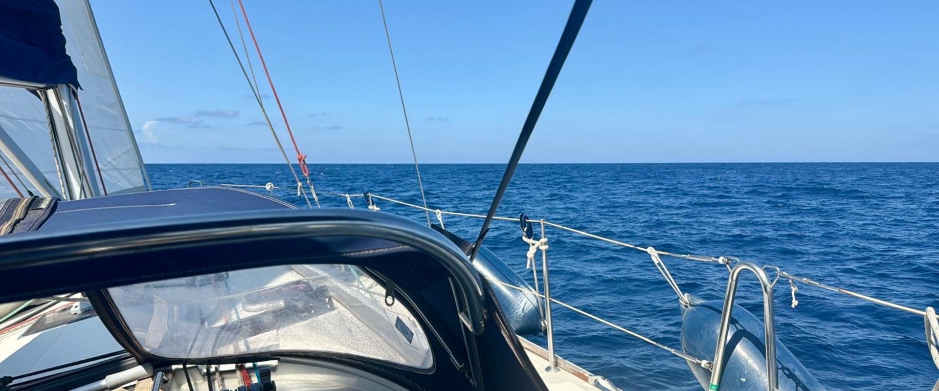 Imagen de navegación en velero en el mar Mediterráneo