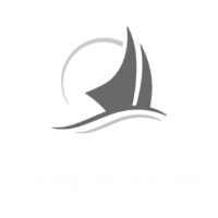 Logotipo de Cap Ó Sud Sailing Adventures con velero estilizado y sol