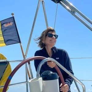 Sonia_Rodriguez_at_the_helm Mujer al timón de un velero disfrutando de la navegación en el Mediterráneo