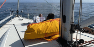 Tiempo para desconectar durante una salida en velero Momento de relax en la cubierta de un velero navegando por la Costa Blanca