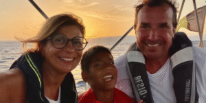 Atardecer en velero compartido en familia Familia disfrutando de una puesta de sol a bordo de un velero en la Costa Blanca con Cap Ó Sud Sailing