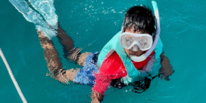 Snorkel y mar en calma durante una experiencia en velero Niño practicando snorkel desde un velero en aguas cristalinas de la Costa Blanca