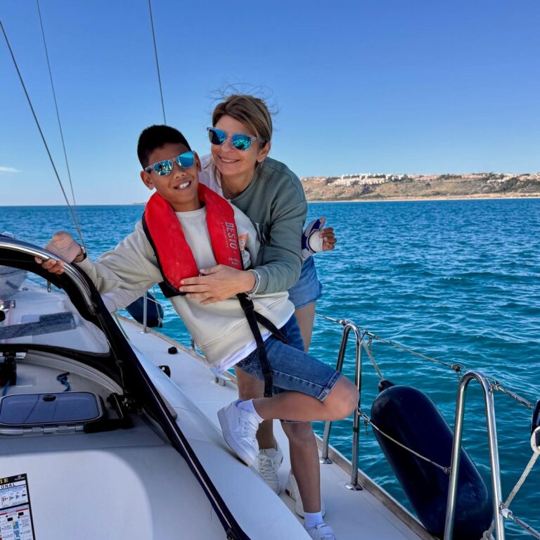 Navegar juntos, con confianza y tranquilidad Niño y adulto disfrutando de una navegación en velero por la Costa Blanca con chaleco de seguridad