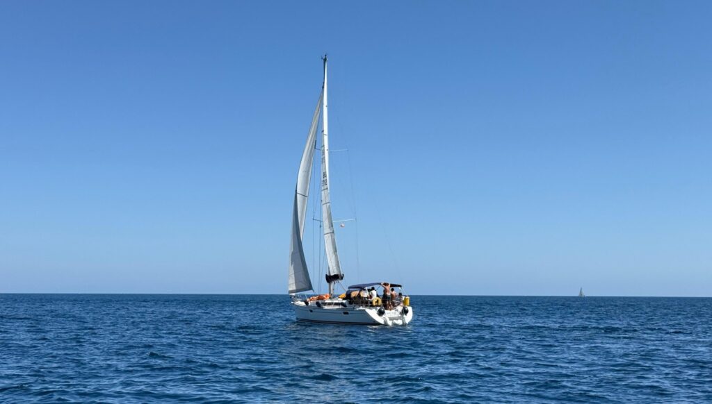 Navegar a vela, sin prisas Velero navegando a vela en mar abierto por la Costa Blanca