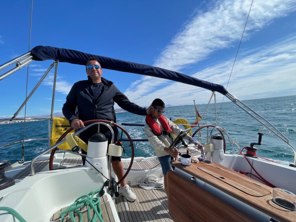 Aprender a navegar desde dentro Experiencia de navegación en velero guiada por patrón profesional en la Costa Blanca