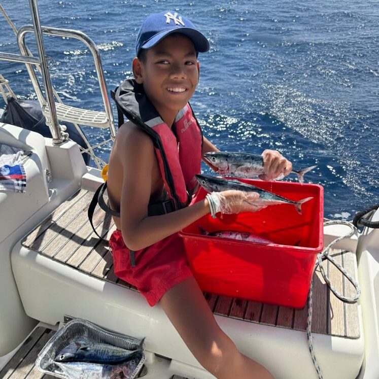 Pesca en velero durante una salida familiar en la Costa Blanca Niño disfrutando de una experiencia de pesca en velero en la Costa Blanca con Cap Ó Sud Sailing
