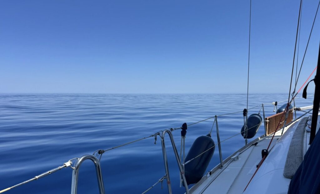 Navegar con el mar en calma Mar en calma durante una navegación en velero por la Costa Blanca